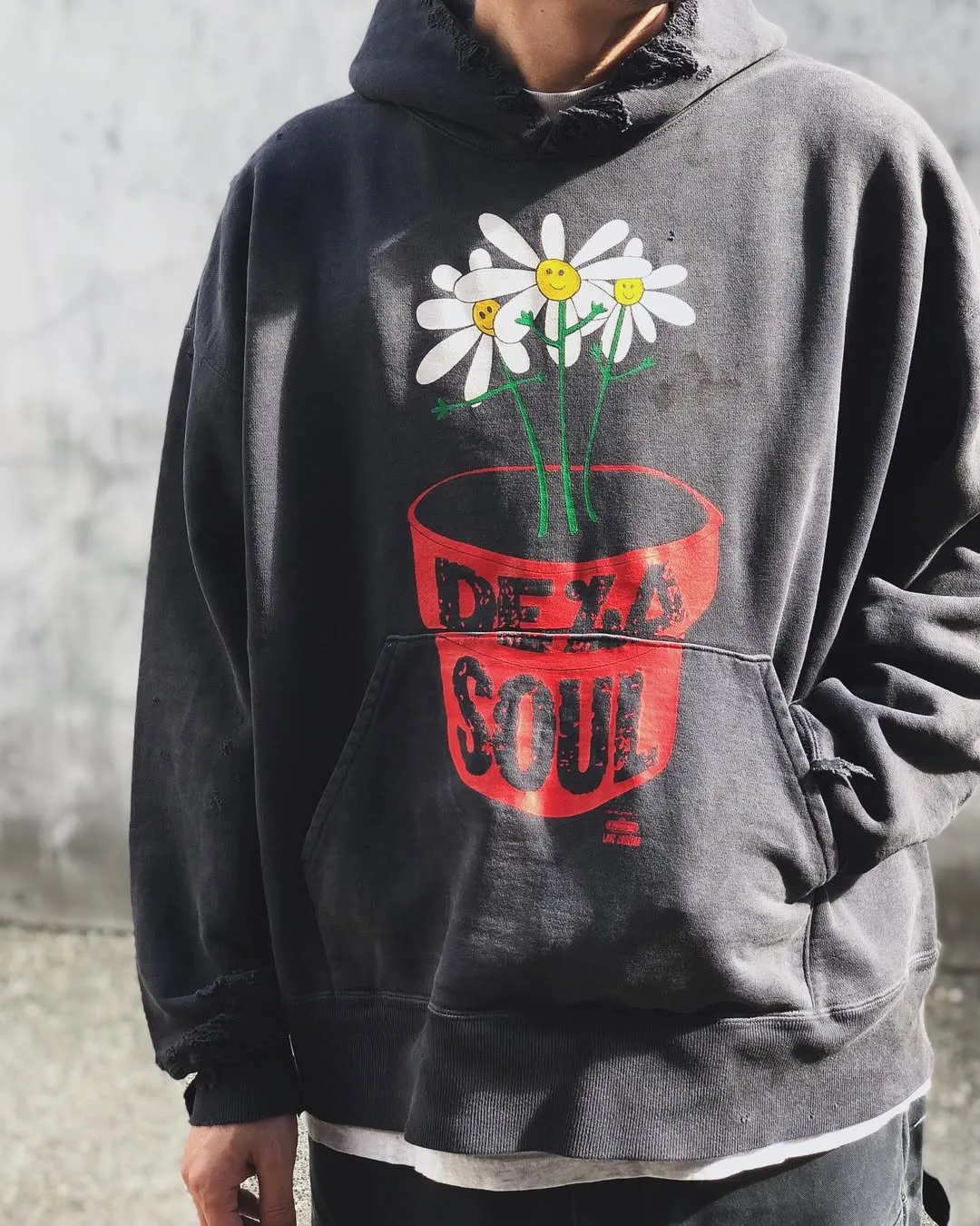 SAINT Mxxxxxx × DE LA SOUL DLS_HOODIE/DE LA SOUL/BLK DE LA SOUL co-branded potted plant destruction hoodie, washed black S-XL, a very important hoodie this season. It embodies the brand philosophy through the humorous potted plant and slogan design. In addition, through a large number of hand-made fraying, cutting and other damage processing, as well as heavy washing and oxidative fading treatment, a perfect Vintage effect is created. Original mold opening Customized co-branded main mark and wash water mark, correct version